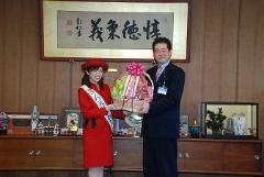 写真：ミスりんごあおもりと松山市長