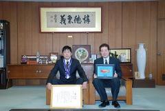写真：成田大記さんと松山市長