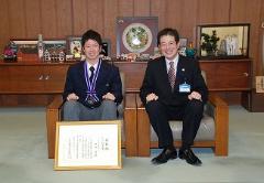 写真：岡本洵さんと松山市長