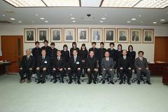 写真：愛光中学・高等学校の皆さんと松山市長