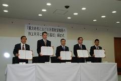 写真：左から宇和島市長、松山市長、今治市長、新居浜市長、四国中央市長