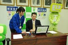 写真：e-Taxを模擬体験する松山市長