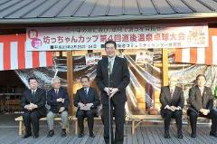 写真：前夜祭で挨拶する松山市長