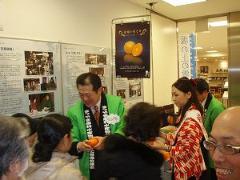 写真：「せとか」をPRする松山市長