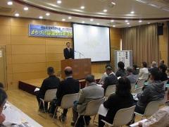写真：発表会で挨拶する松山市長