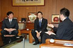 写真：Honda硬式野球部の皆さんと松山市長