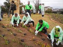 写真：植樹に参加する松山市長