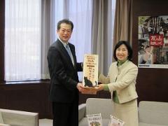 写真：新宿区長へ俳句ポストを手渡す松山市長