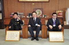 写真：左から田坂新さん、松山市長、廣瀬悠さん