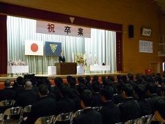 写真：卒業式で挨拶する松山市長