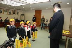 写真：新入学児童に交通安全用品を贈呈する松山市長