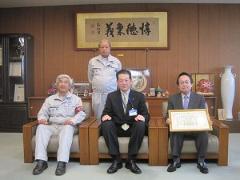 写真：ナブテスコ株式会社の皆さんと松山市長
