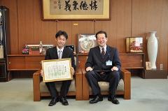 写真：松山酸素株式会社取締役と松山市長