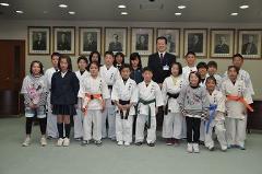 写真：全国大会に出場する市内小学生の皆さんと松山市長