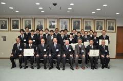 写真：表彰職員と松山市長