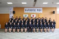写真：女性消防団員と松山市長