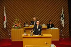 写真：質問への答弁をする松山市長