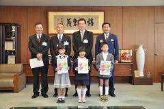 写真：新入学児童の皆さんと松山市長