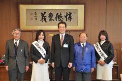 写真：左から砥部焼協同組合理事長、砥部焼まつり大使、松山市長、砥部町長、砥部焼まつり大使