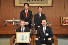 写真：松山ロータリークラブの皆さんと松山市長