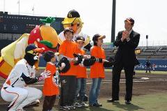 写真：セレモニーに参加した子どもたちと松山市長