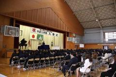 写真：入学式で挨拶する松山市長