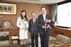 写真：左から緑の大使、愛媛トヨペット株式会社専務取締役、松山市長