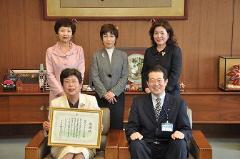 写真：国際ソロプチミスト松山の皆さんと松山市長