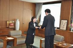 写真：松山市国民健康保険運営協議会から答申を受ける松山市長