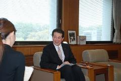 写真：情報誌「コムズ」の市民リポーターからインタビューを受ける松山市長