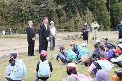 写真：入村式で挨拶する松山市長