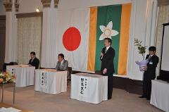 写真：調印式で挨拶する松山市長