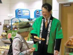 写真：「カラマンダリン」をPRする松山市長