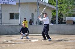 写真：始球式でバッターをする松山市長