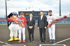 写真：花束贈呈後の選手との記念撮影