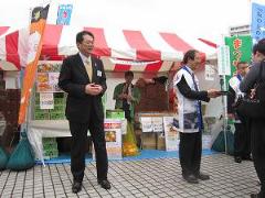 写真：「まつやま農林水産物ブランド」をPRする松山市長