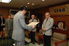 写真：松山東ライオンズクラブへ感謝状を贈呈する松山市長