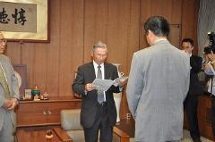 写真：松山市農業委員会から要望書を受ける松山市長