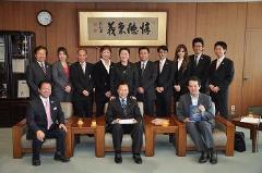 写真：タイ行政視察団の皆さんと松山市長