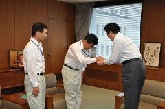 写真：被災地派遣職員を激励する松山市長