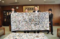 写真：田所正臣氏から松山市長へ贈呈された応援メッセージ
