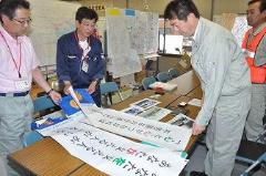 写真：南三陸町長へ応援メッセージを贈る松山市長