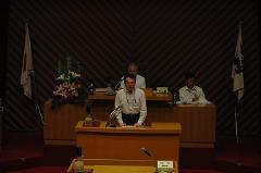 写真：議案の提案説明をする松山市長