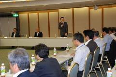 写真：実行委員会で挨拶をする松山市長