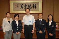 写真：青年海外協力隊員の皆さんと松山市長
