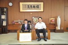 写真：山岡礼奈さんと松山市長