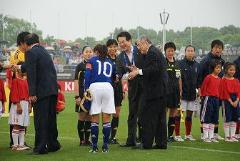 写真：選手を握手で激励する松山市長