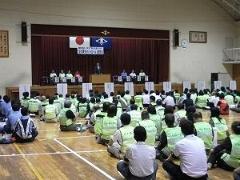 写真：結団式で挨拶する松山市長