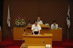 写真：一般質問に対する答弁を行う松山市長
