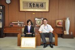 写真：木村志穂さんと松山市長